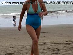 天然乳房的熟女在海滩上被激烈地操