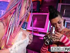 胸部丰满的宝贝Jezebelle和Leya在这个热辣的女同性恋视频中互相愉悦
