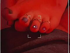成熟的熟女在红色轻脚交中展示她的怪物阴茎和大屁股