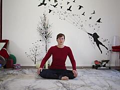 欧洲熟女用恋物癖扭动教瑜伽课