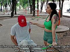 一个丰满的成熟女人在公园里被诱惑,并付费参与自制视频中的性活动