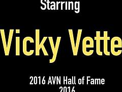 Vicky Vettes的巨大乳房和大屁股在感性的视频中展示