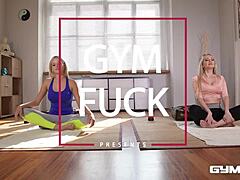 瑜伽爱好者Ria Sunn和Amber Jayne参与了一场热辣的健身房会话