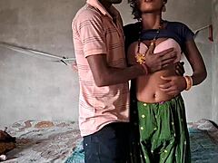 印度女孩在乡村环境中享受粗暴的肛交