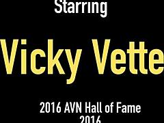 Vicky Vette,一个成熟的金发熟女,用假阳具自慰,以庆祝今年的开始