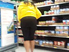 一个黑人女人在商店里耀她的大股