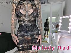 Melody Radford,一个业余的黑发女郎,试穿透明内衣