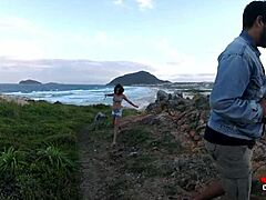一个年轻女孩在海边的岩石上口交的激起视频